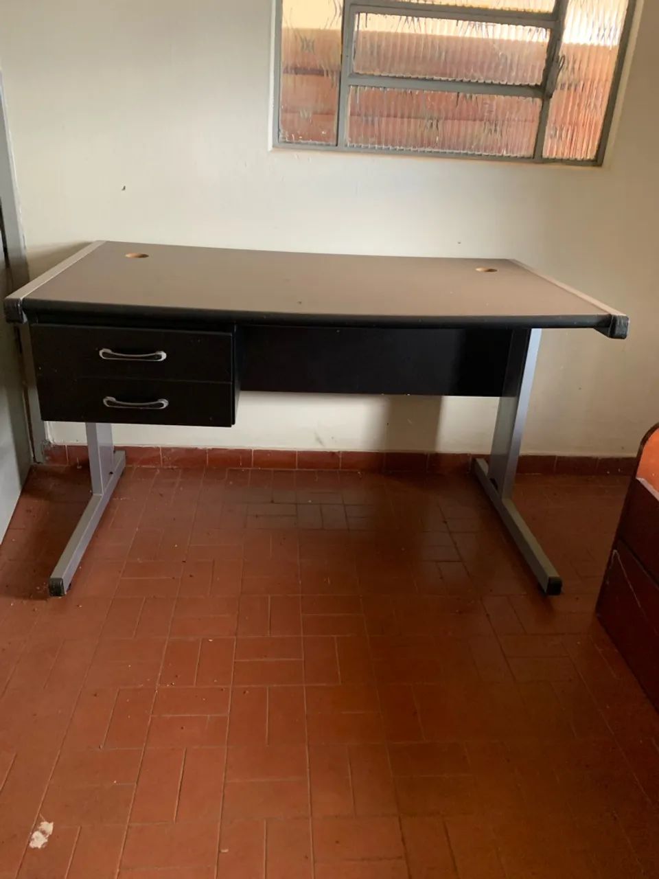 Mesa de escritório com gaveta - Foto 2