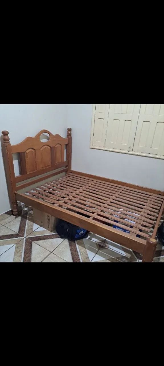 Cama de casal em madeira