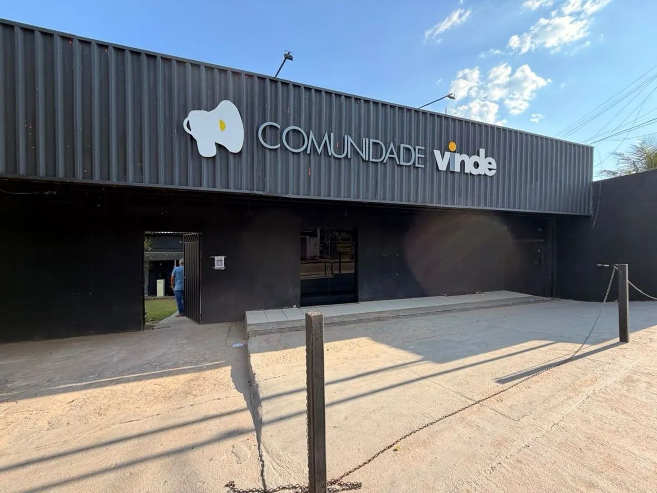 Vende se,  este prédio,