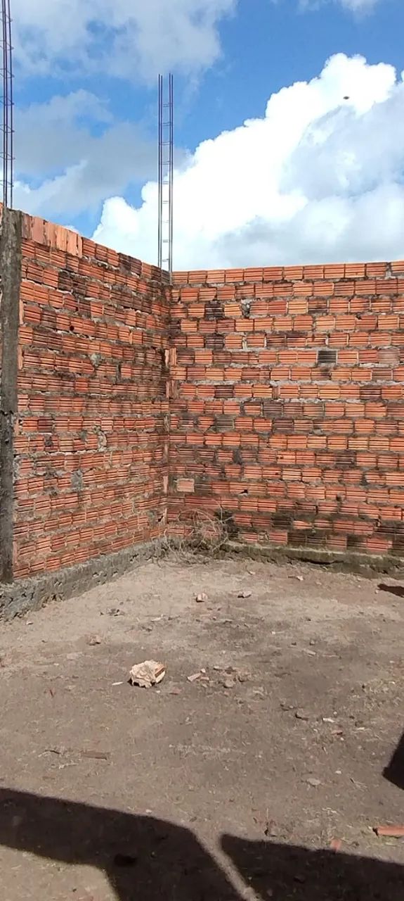 Terreno murado, com area construída 
