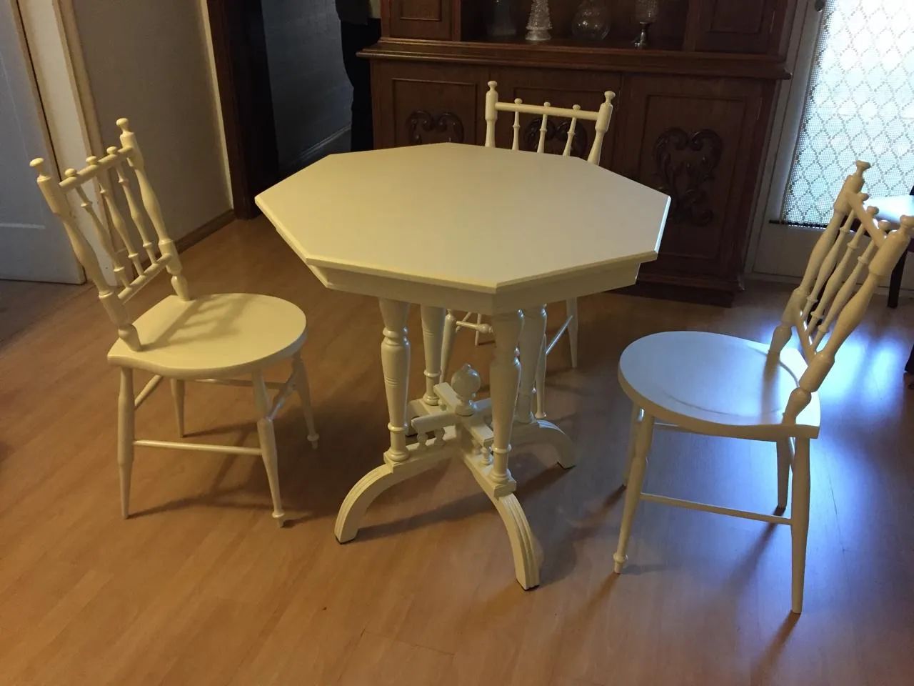 Lindo conjunto antigo de mesa e cadeiras - Foto 3