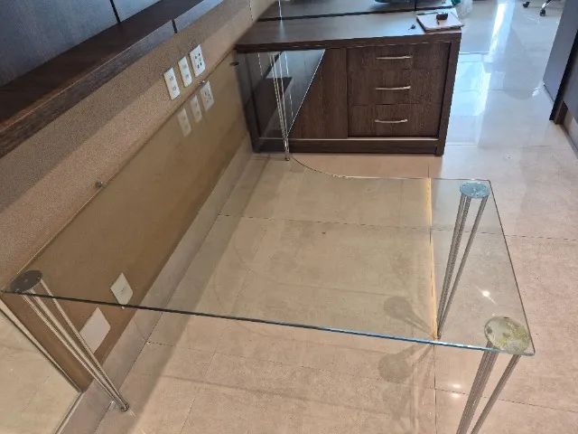 Mesa de escritório em L com tampo de vidro  - Foto 4