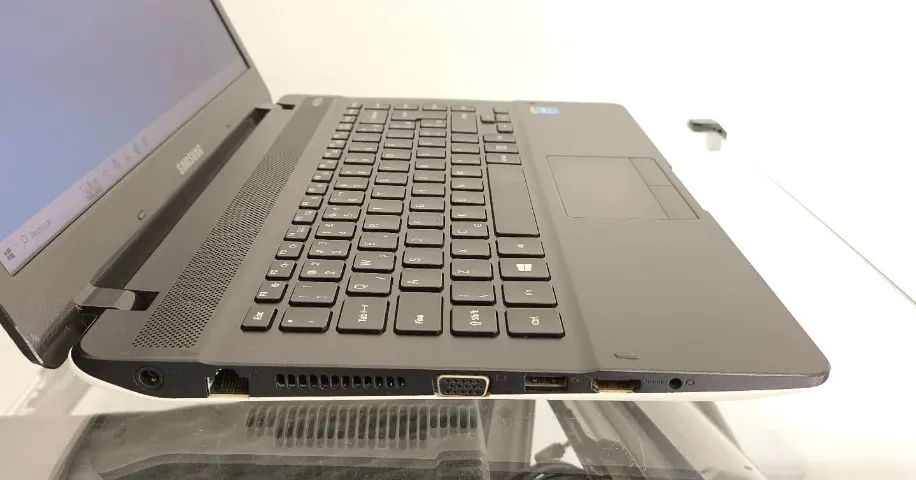 Notebook Samsung NP370E4K | Celeron 3205U | 4GB | 128GB SSD | HD | 14.0" - Foto 2