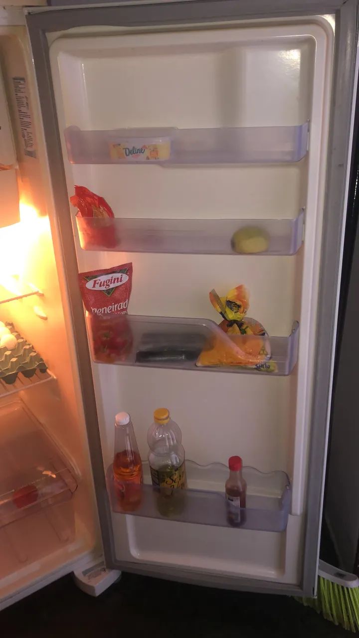 vende se uma geladeira pequena  - Foto 3
