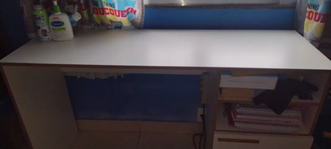 Mesa para estudos, com prateleiras e porta - Foto 3