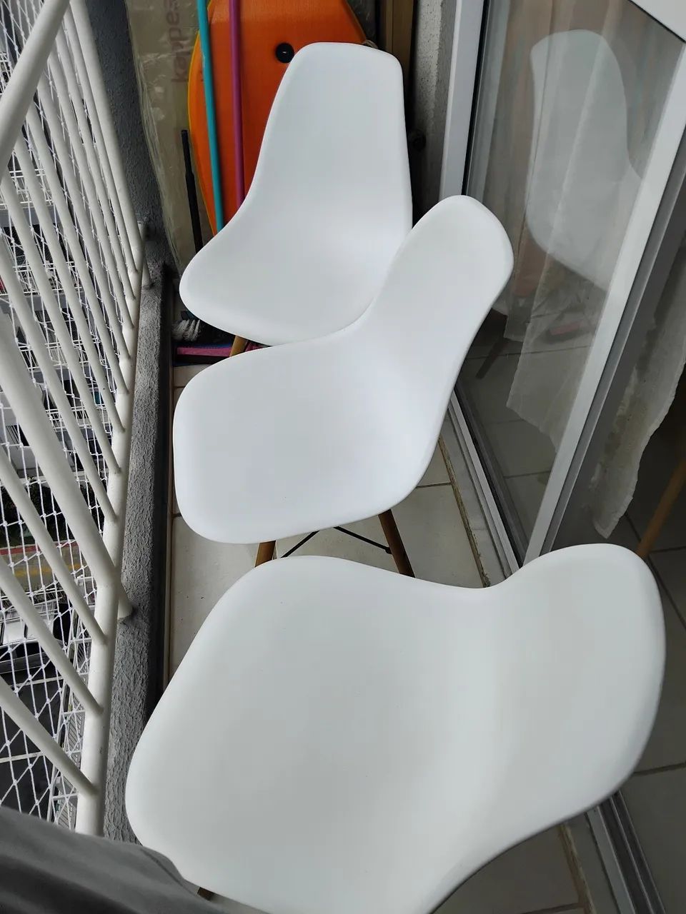 Jogo cadeiras Eames brancas seminovas - Foto 2