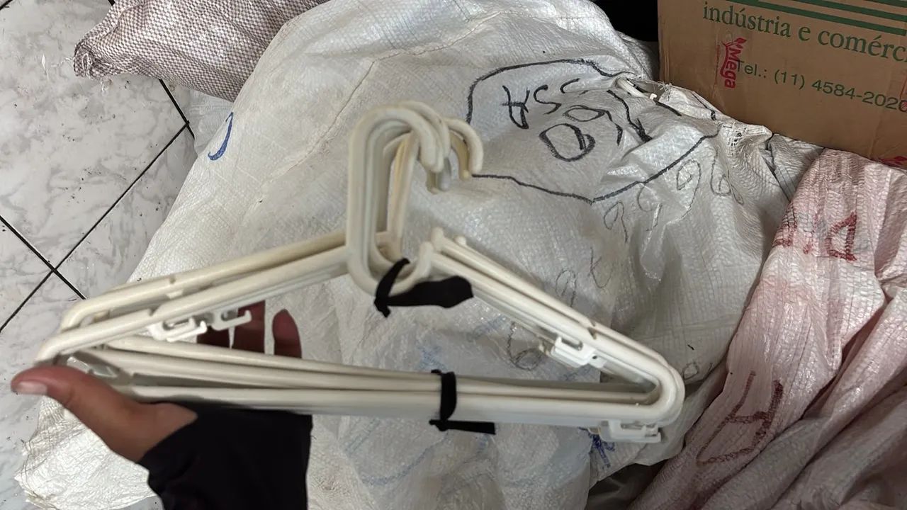 Vendo cabides com pegador e sem  - Foto 3
