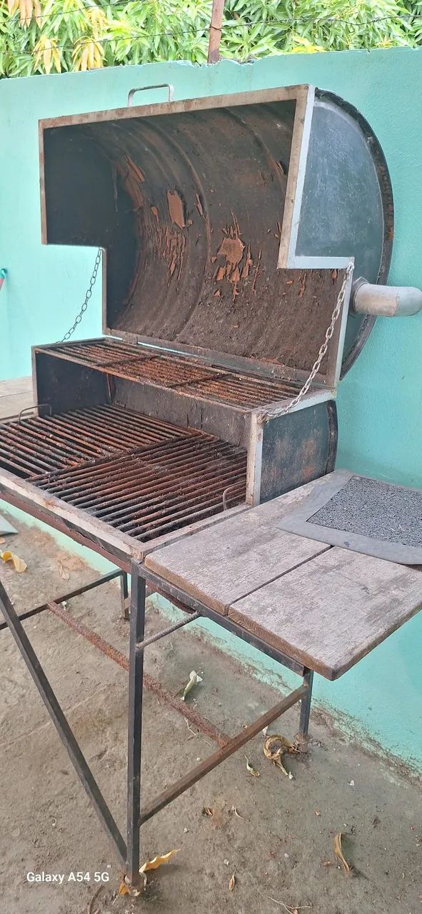 Churrasqueira a Bafu com chaminé e tábuas laterais