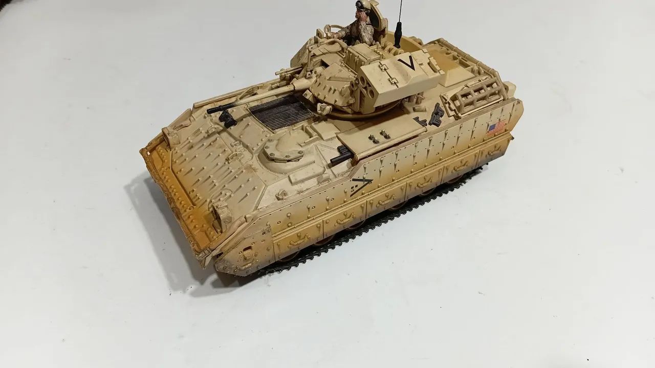 Forces of valor unimax 1:32 Bradley m2 kuwait 
