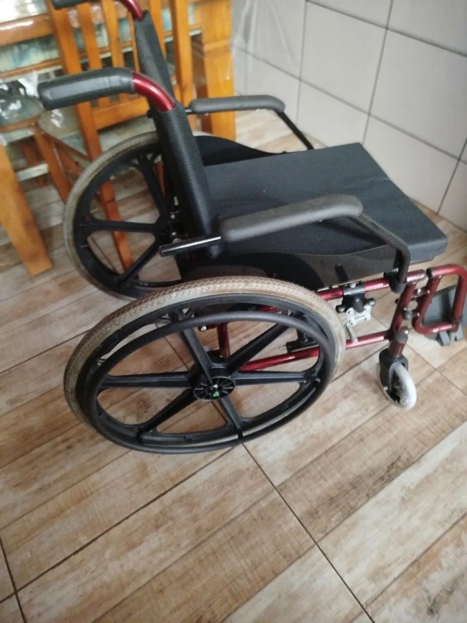 Vendo Cadeira de Rodas totalmente nova. - Foto 3