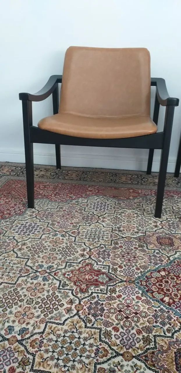 Duas poltronas de couro cor conhaque em laca preta impecável (preço do par) - Foto 5