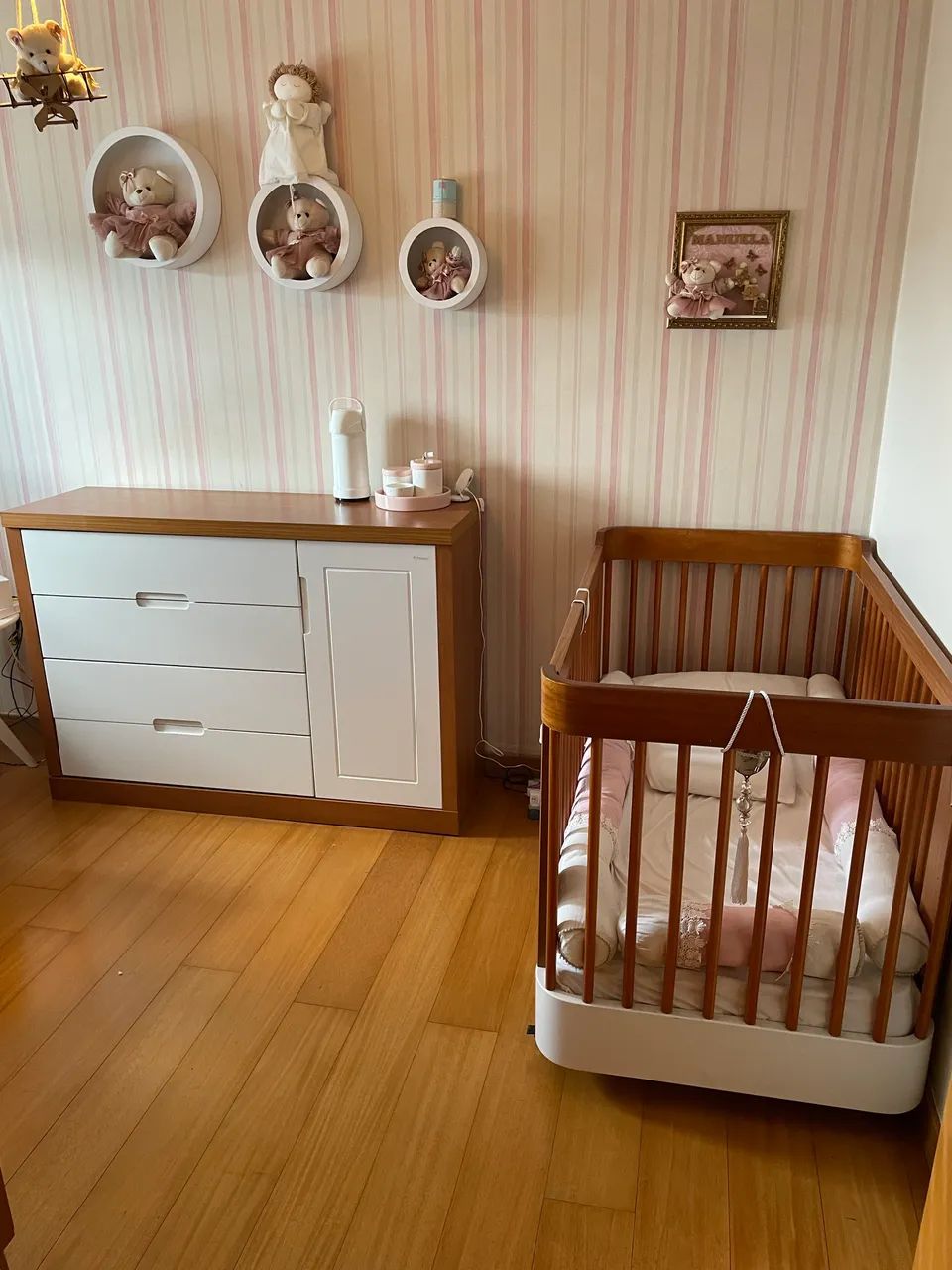 Quadro de bebê (berço, cômoda e guarda roupa)