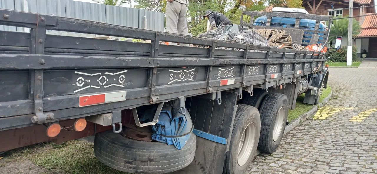 Vendo carroceria de caminhão truck 7.80 conpri 2.45 largura 5 mil reais aceito ofertas  - Foto 5