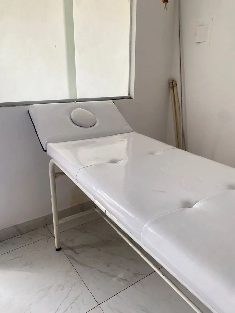 Maca Fixa Estofada Branca Com Orifício E Regulagem Cabeceira - Foto 3