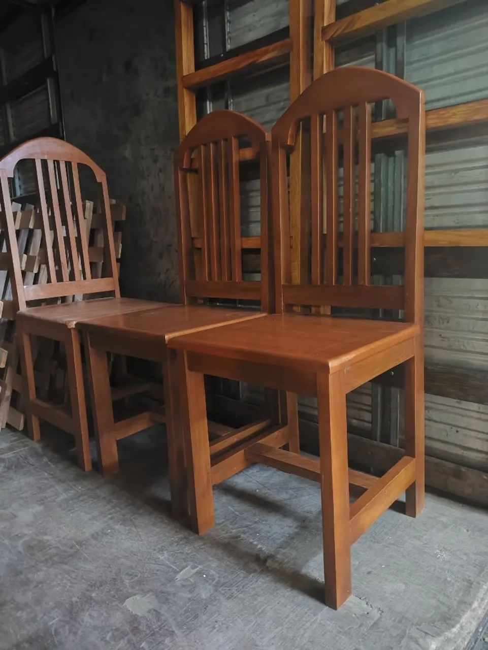 Cadeira de jantar com recosto arcado de madeira maciça