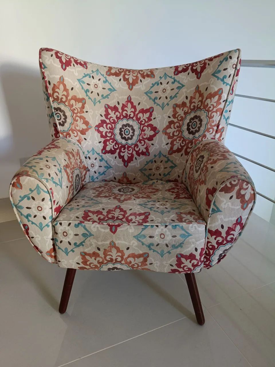 2 poltronas em tecido com design moderno.