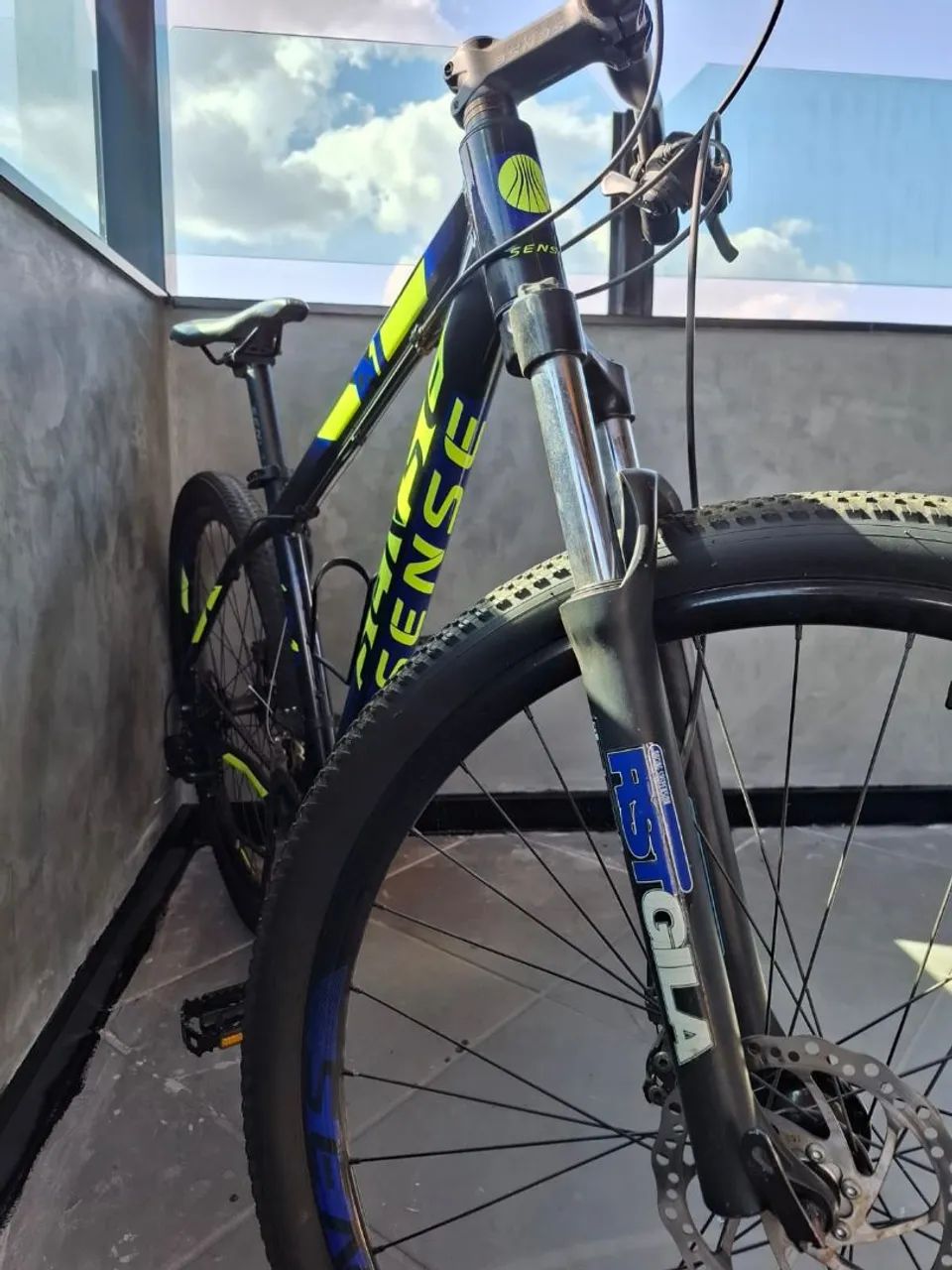 Mountain Bike Sense One Aro 29 usada - acompanha capacete - Foto 4
