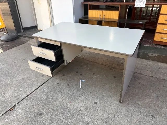 Mesa de escritório com gavetas - Foto 5