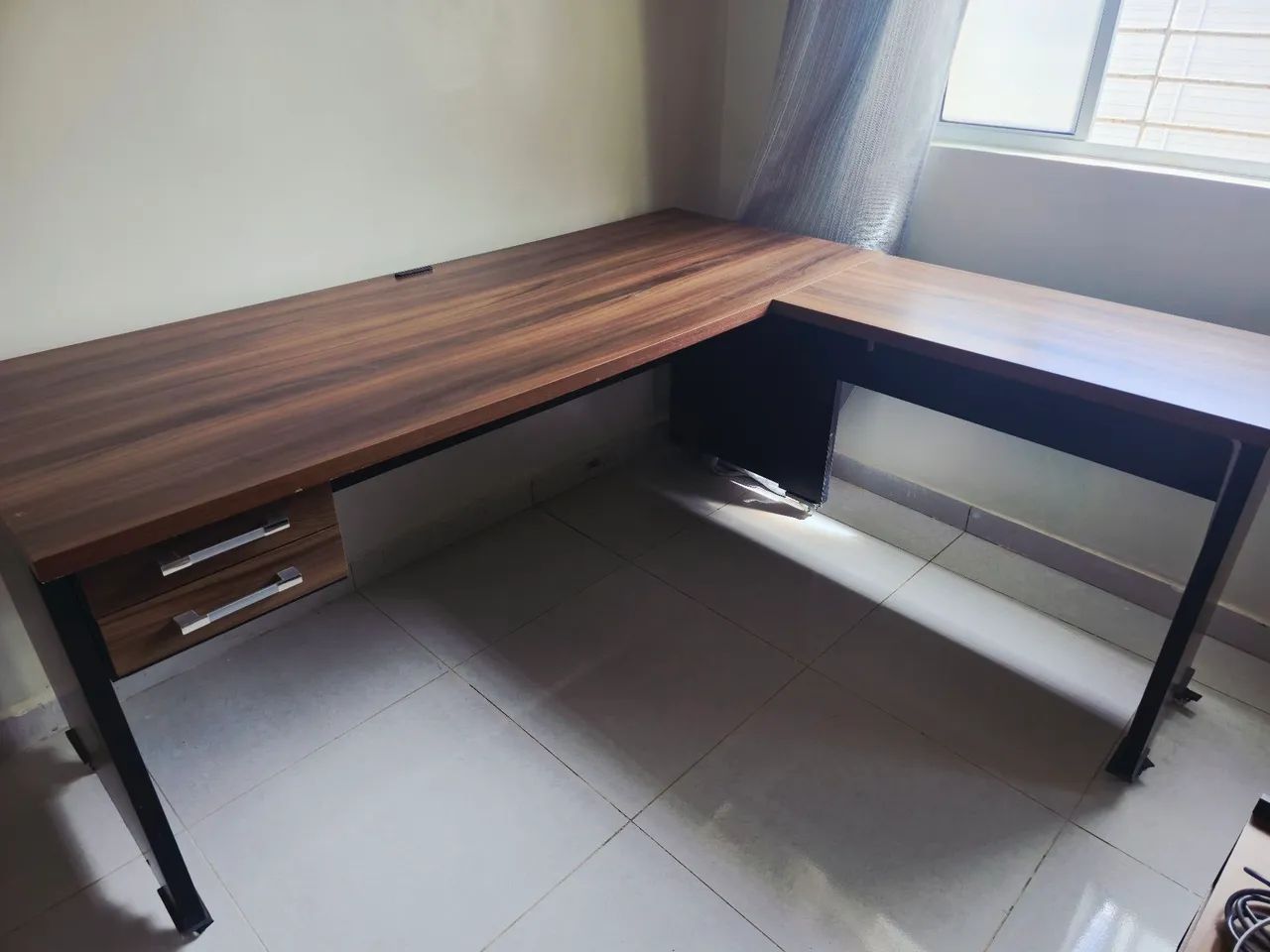 MESA DE ESCRITÓRIO EM L - REFORÇADA COM RODINHAS - Foto 2