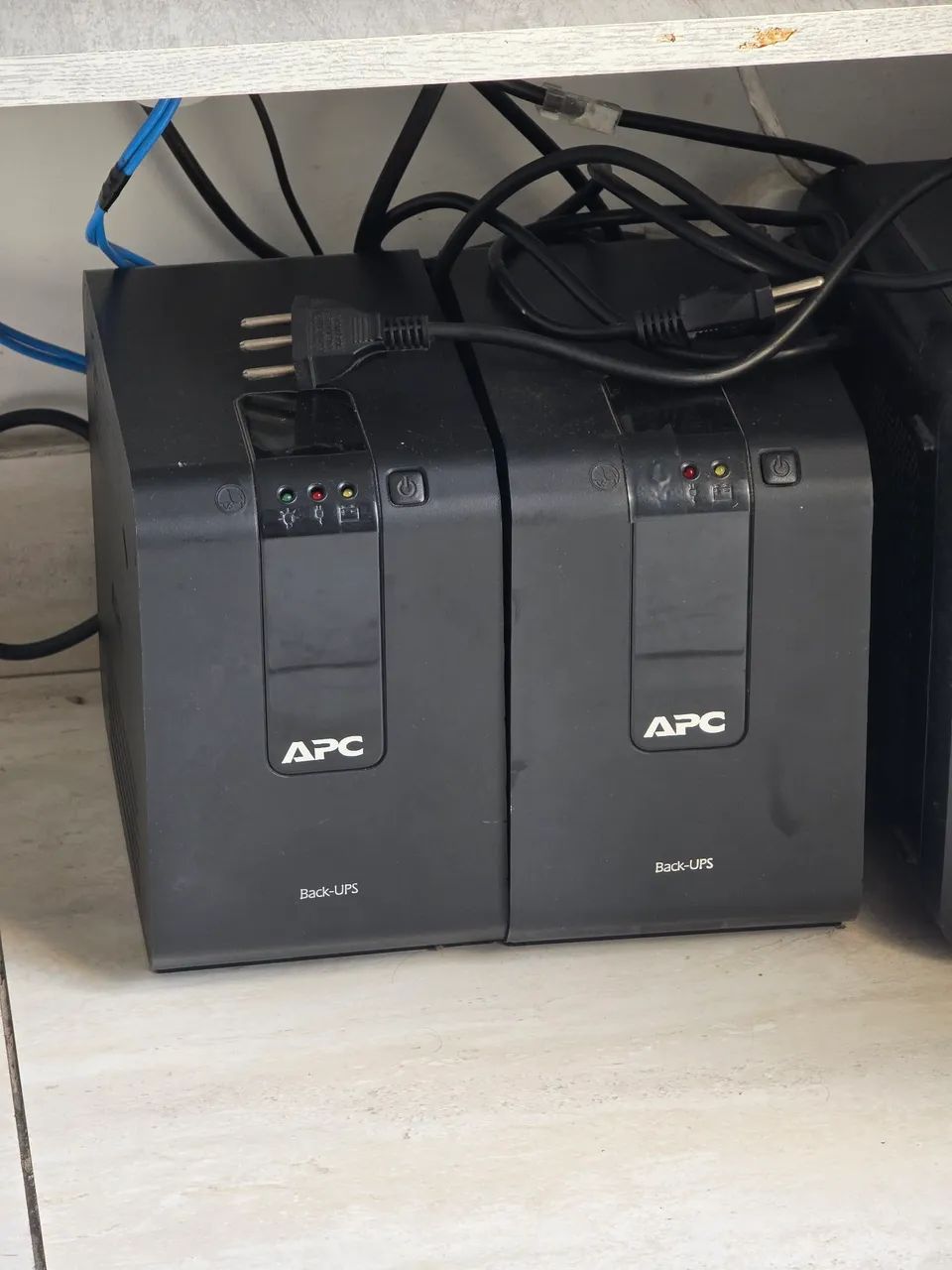 Nobreak APC back-ups 600va 300w 110v - Foto 2