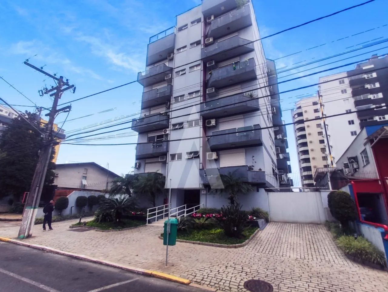 Apartamento com 2 quartos, sacada e 1 vaga de garagem coberta no Centro. - Foto 3