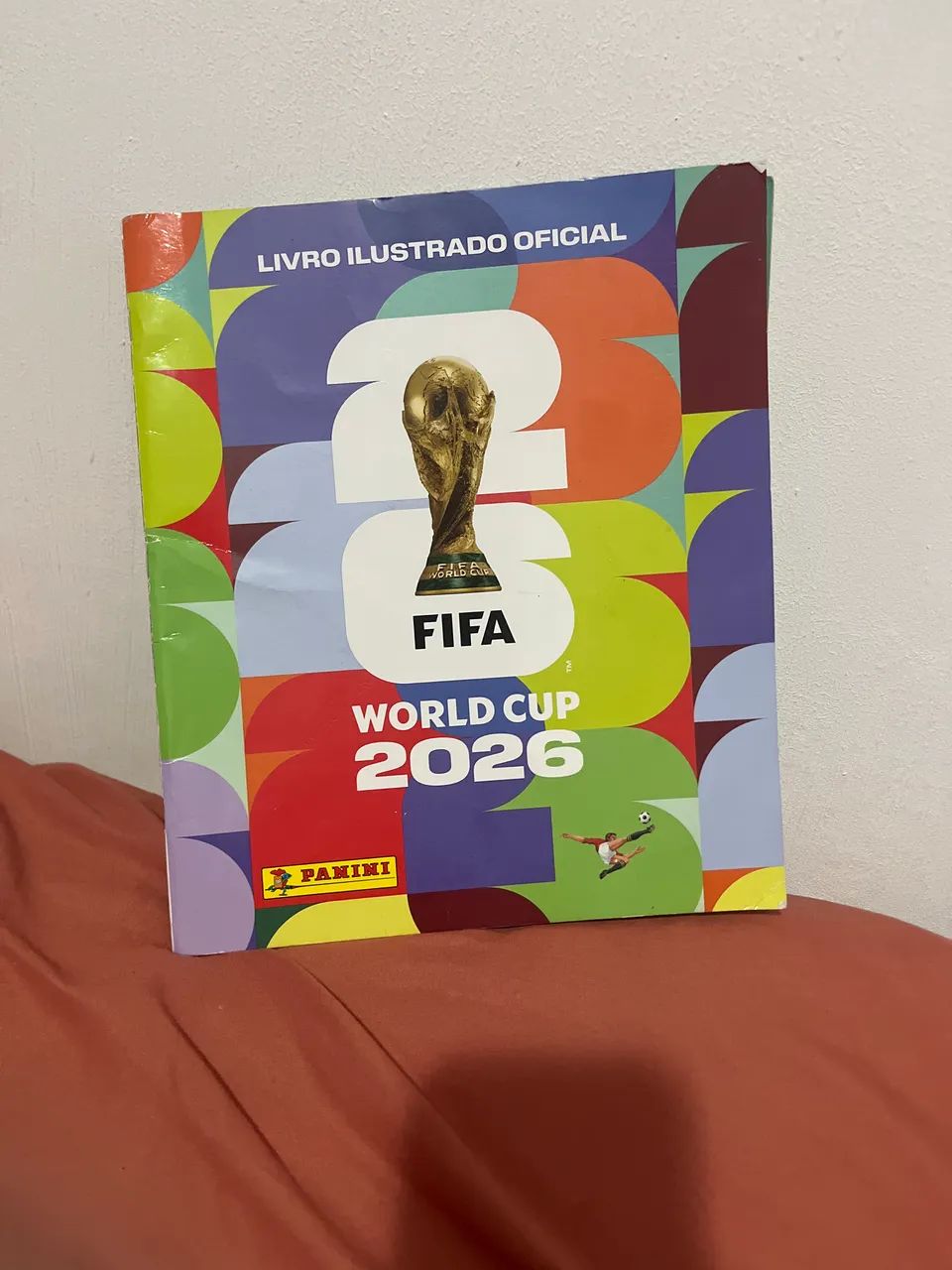Álbum da copa, capa mole com com 61 figurinhas coladas sendo 3 escudos