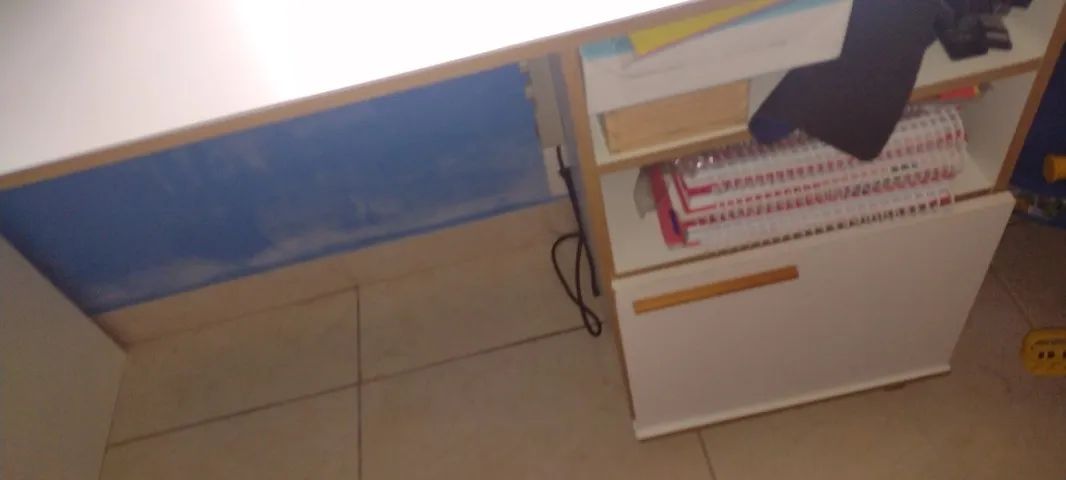 Mesa para estudos, com prateleiras e porta