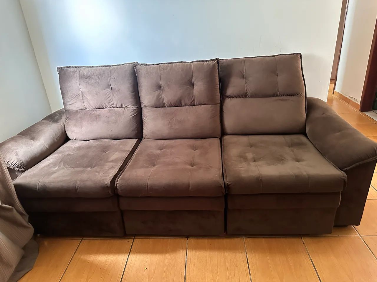 Sofá semi novo, retrátil e reclinável 
