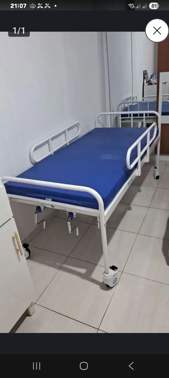 Vendo cama hospitalar com 2 manivelas para baixar e levantar, com excelente colchão, e com