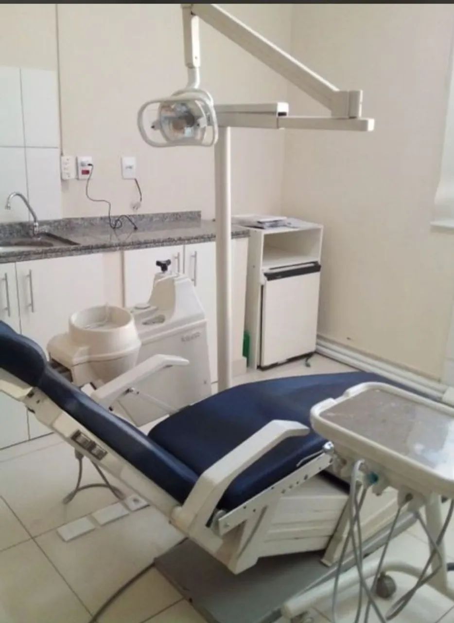 CADEIRA ODONTOLÓGICA COM REFLETOR, EQUIPO, CUSPIDEIRA. - Foto 3