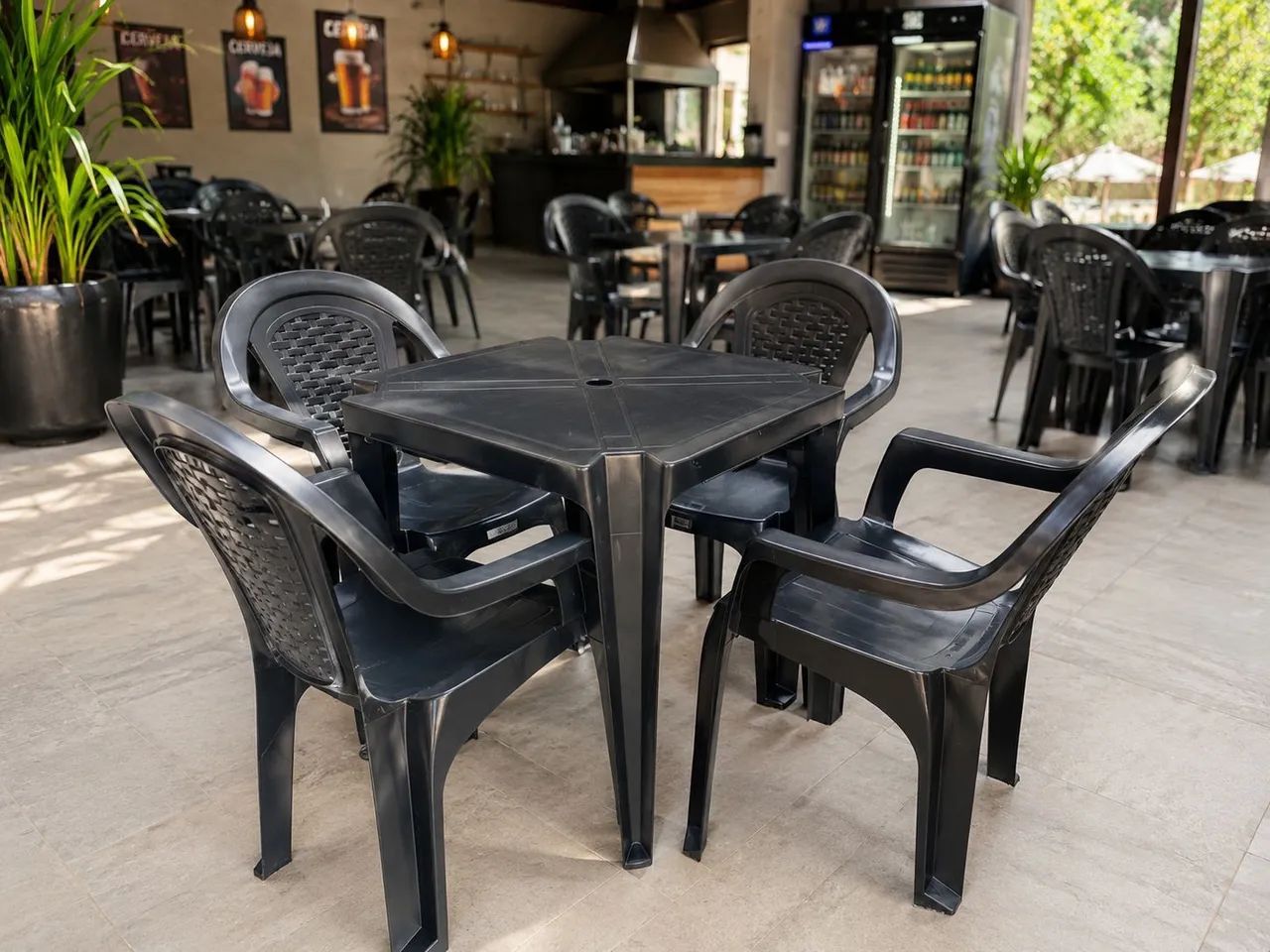 Jogo de Mesa de plástico com 4 cadeiras - Foto 4