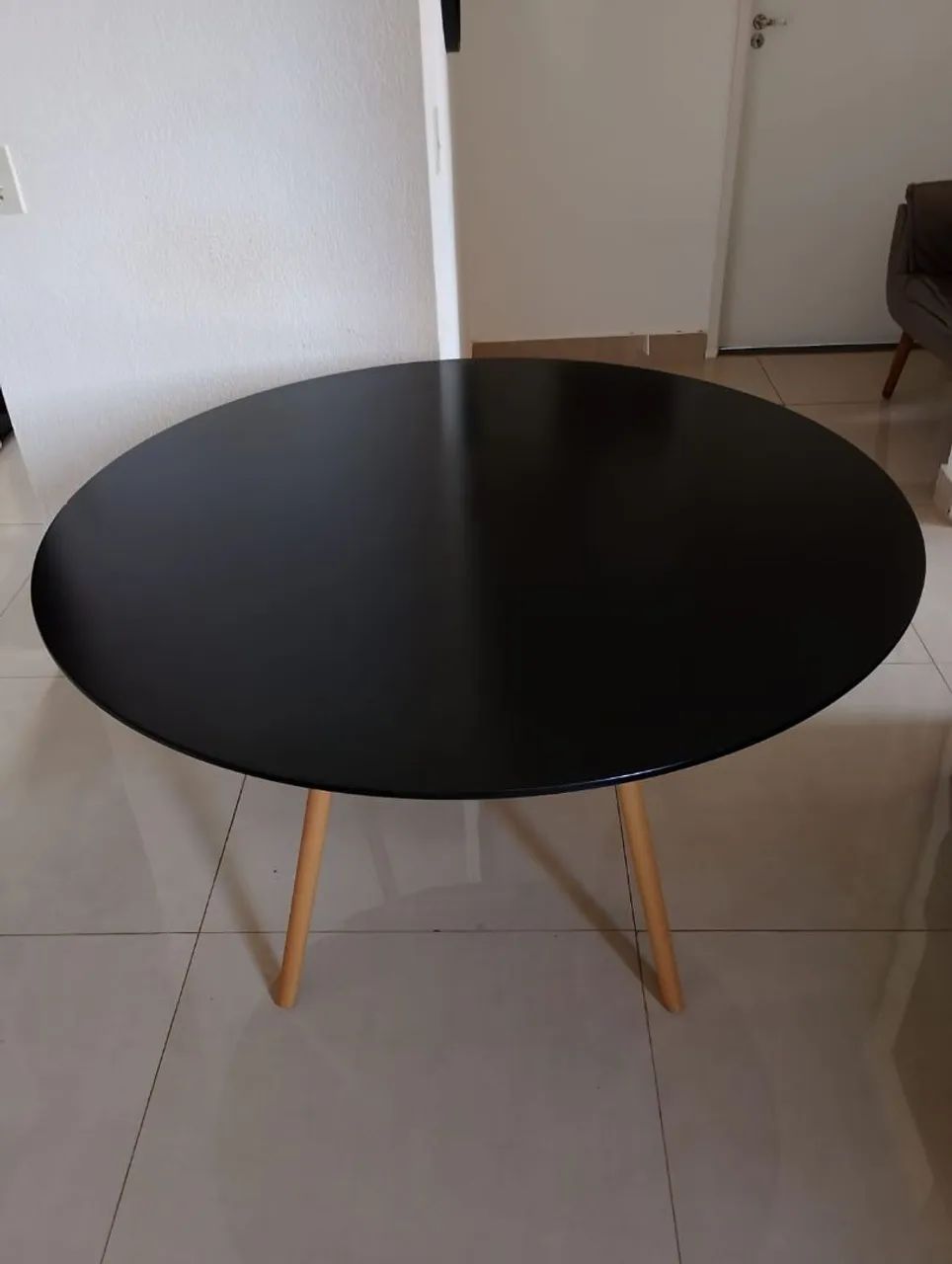 VENDO MESA COM 2 CADEIRAS  - Foto 2