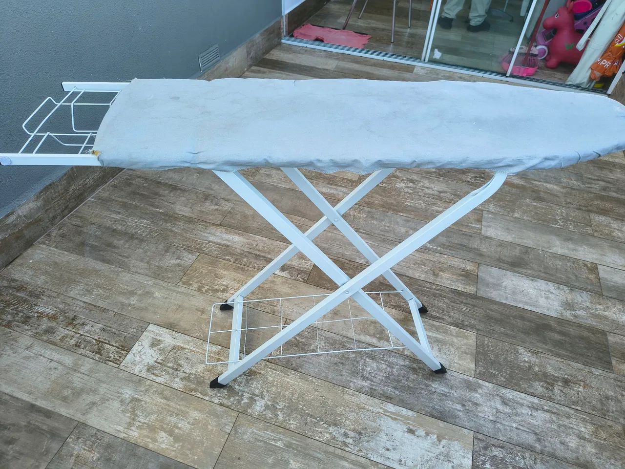Táboa de passar roupas esmaltada com forro passa fácil 