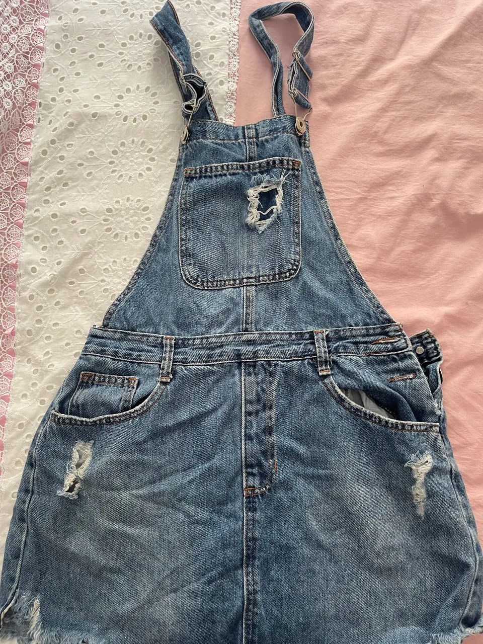 Jardineira jeans estilosa