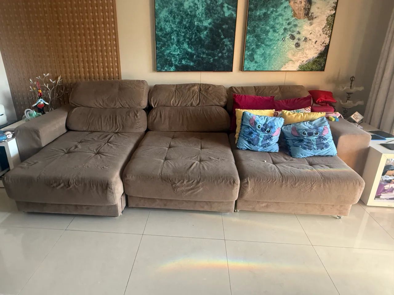 Sofá Suede Marrom Claro com 3 lugares retrátil mais puff do mesmo tecido  - Foto 3