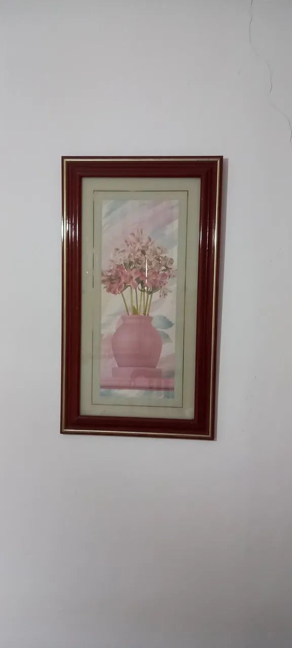 Vende-se mesa de centro  bem conservada com 3 quadros,um grande e dois pequenos, novos - Foto 3
