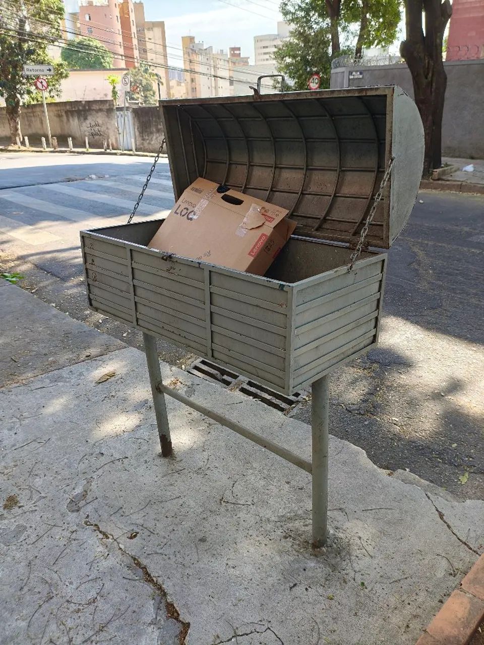 Lixeira grande robusta de chapa