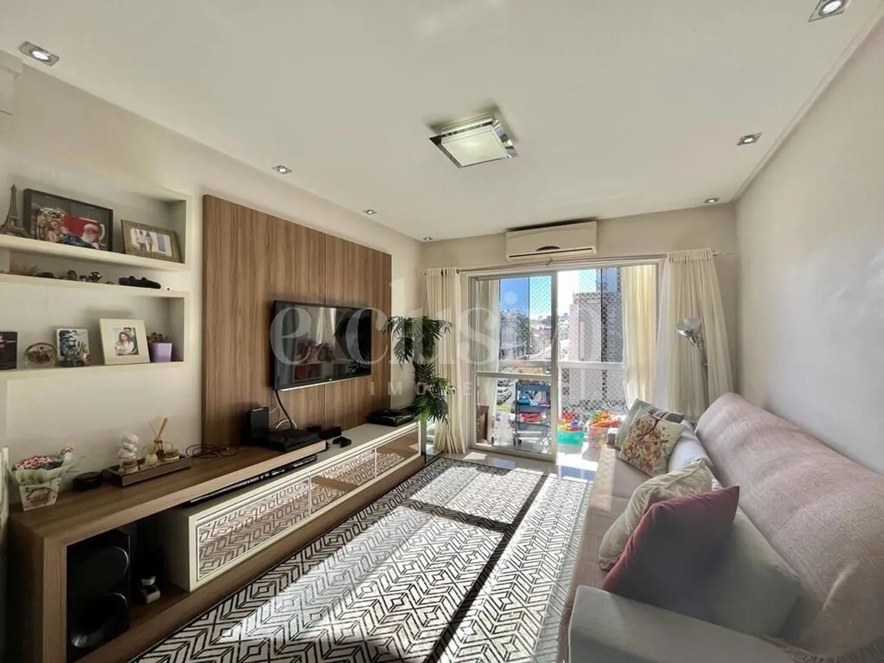 Apartamento 3 dormitórios em Coqueiros - Foto 2