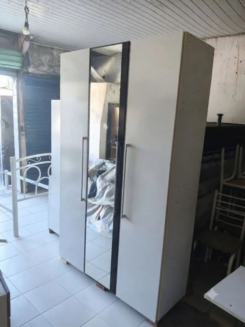 Guarda-roupa espaçoso três portas