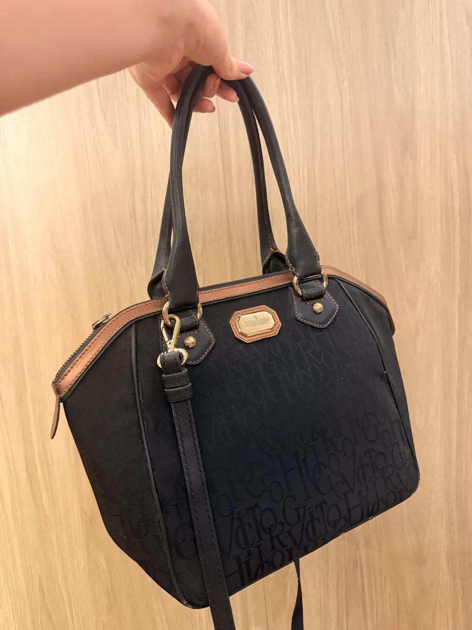Bolsa Victor Hugo preta, elegante e espaçosa  - Foto 4