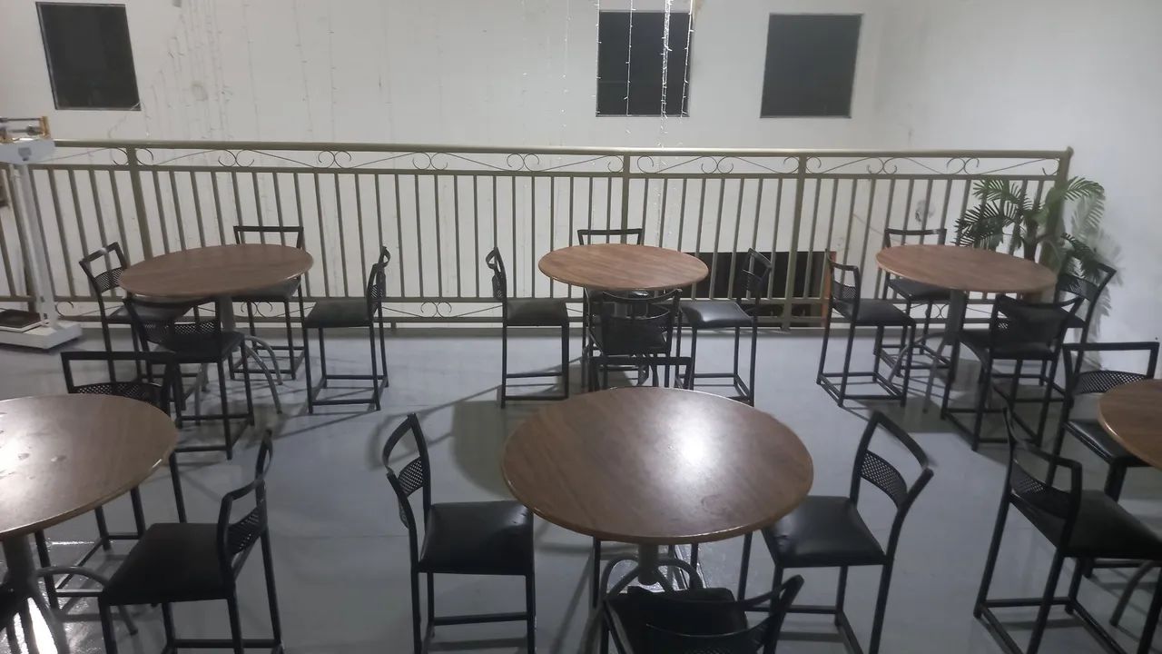 Mesa redonda co 4 cadeiras 
