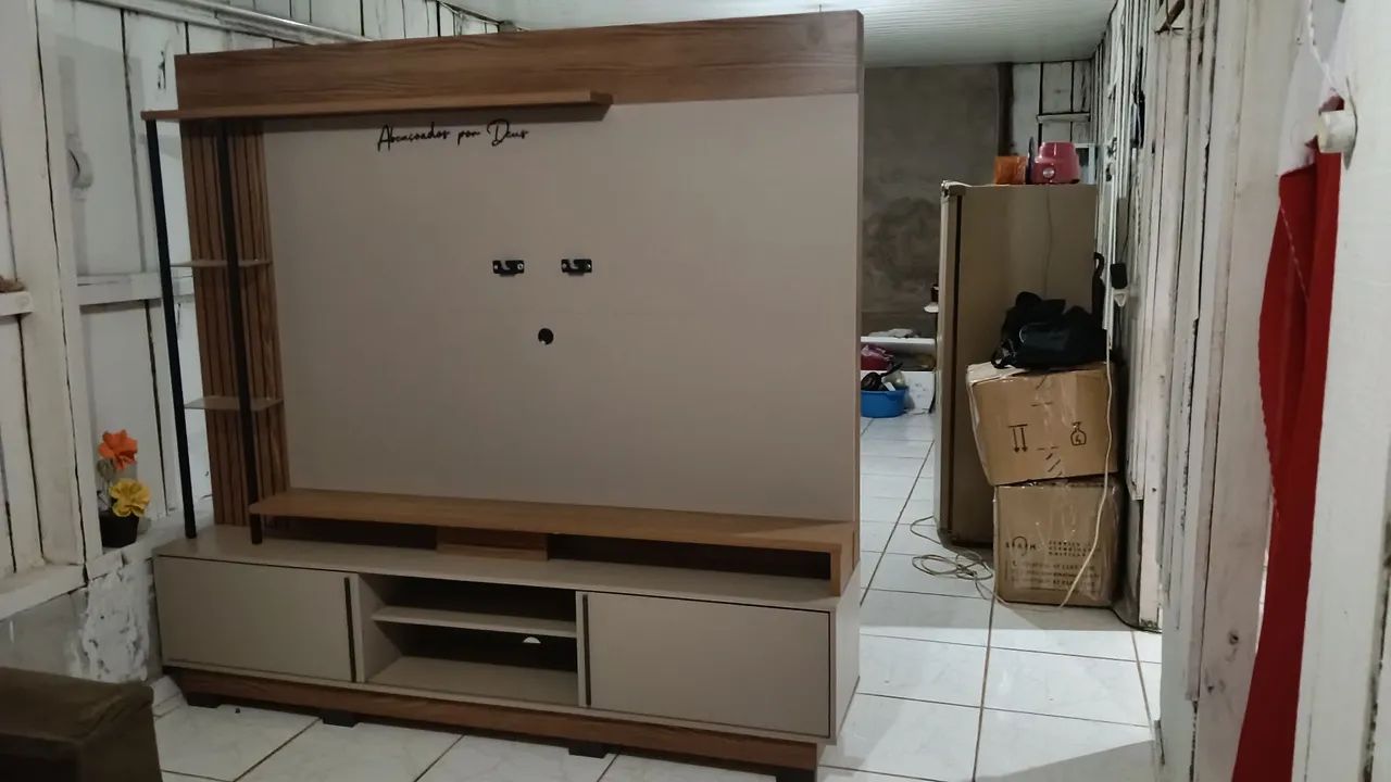 Painel para Tv com rack - lindo e novíssimo serve até para tv de 65 polegadas cor marrom
