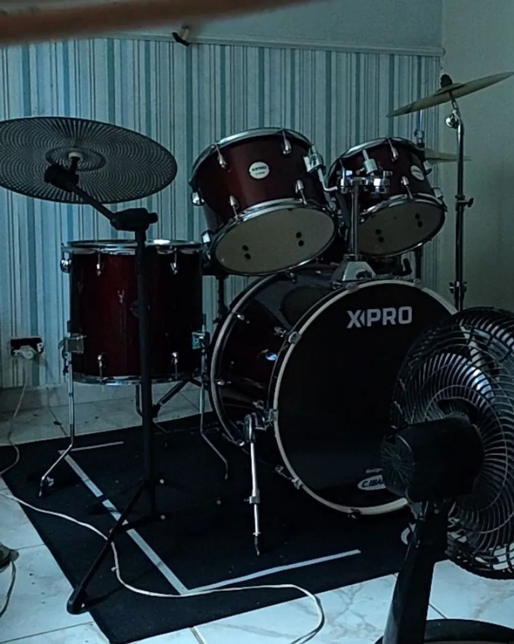 Bateria acústica com pratos
