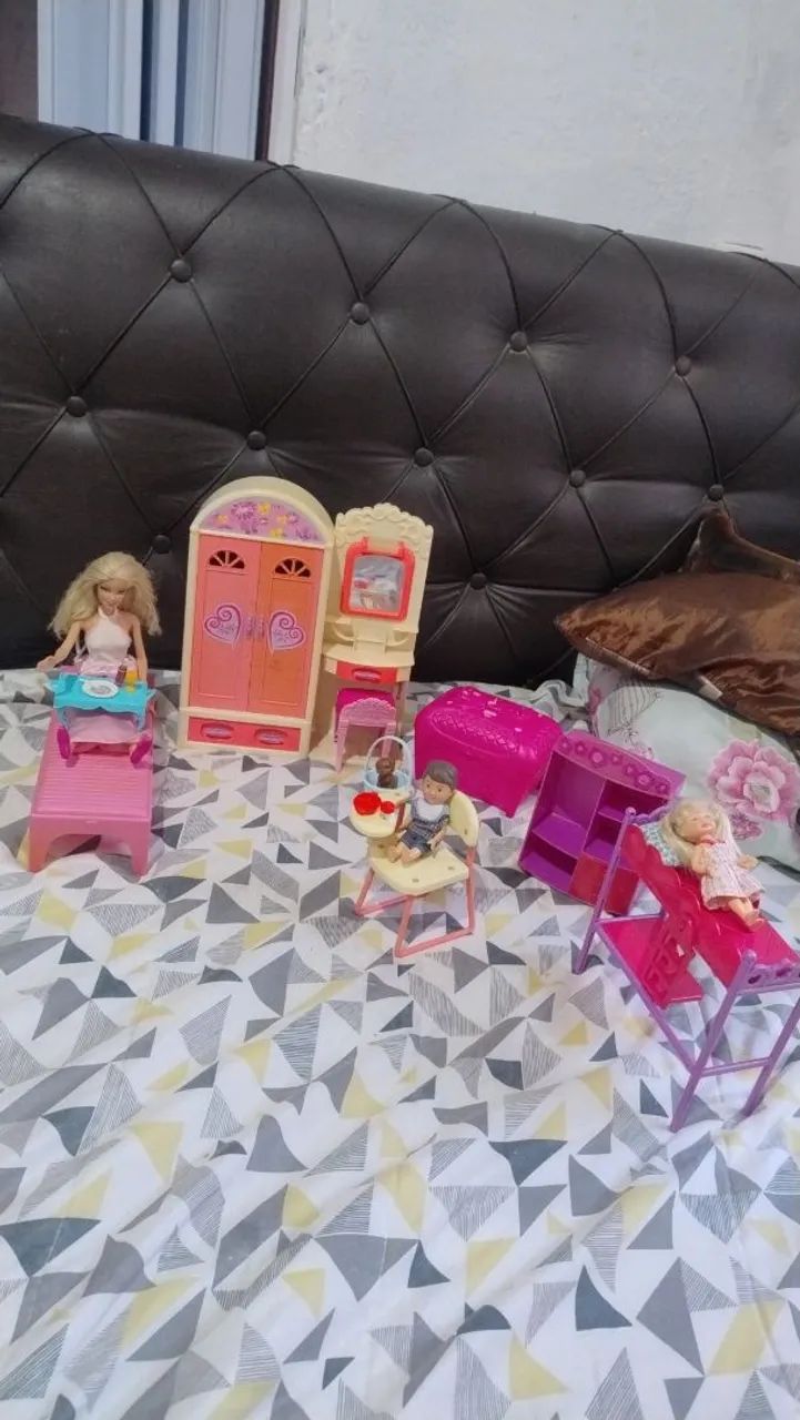 Mobília da Barbie com bonecas e boneco