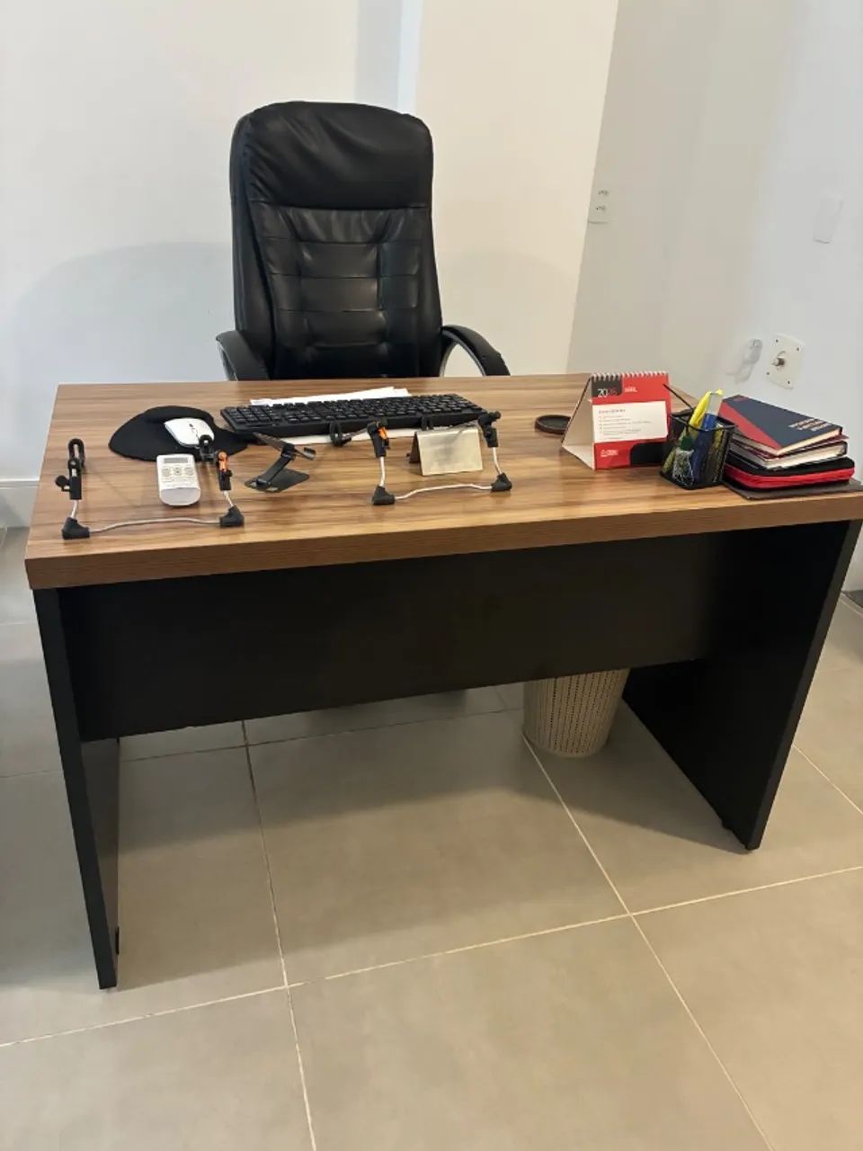 Mesa de computador com 2 gavetas - Foto 2
