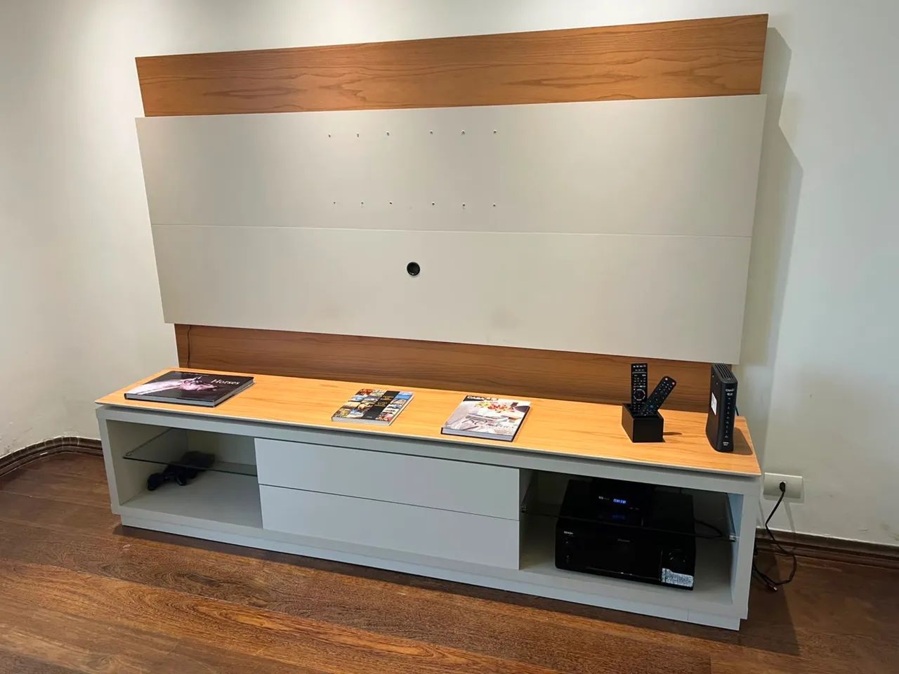 Rack com Painel para TV - Off-White e Amadeirado com Gavetas e Prateleiras de Vidro - Foto 2