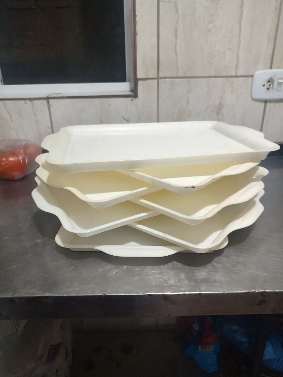 12 Bandejas Plásticas Brancas - Lote - Foto 4