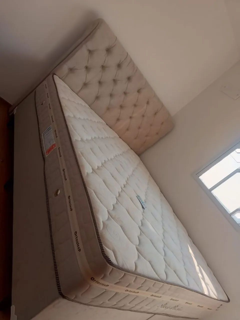 Cama casal com a cabeceira na cor bege