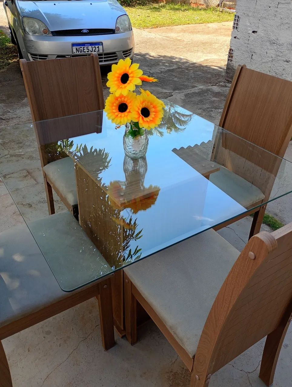 Mesa com tampo de vidro e 4 cadeiras bem nova entrego  - Foto 4