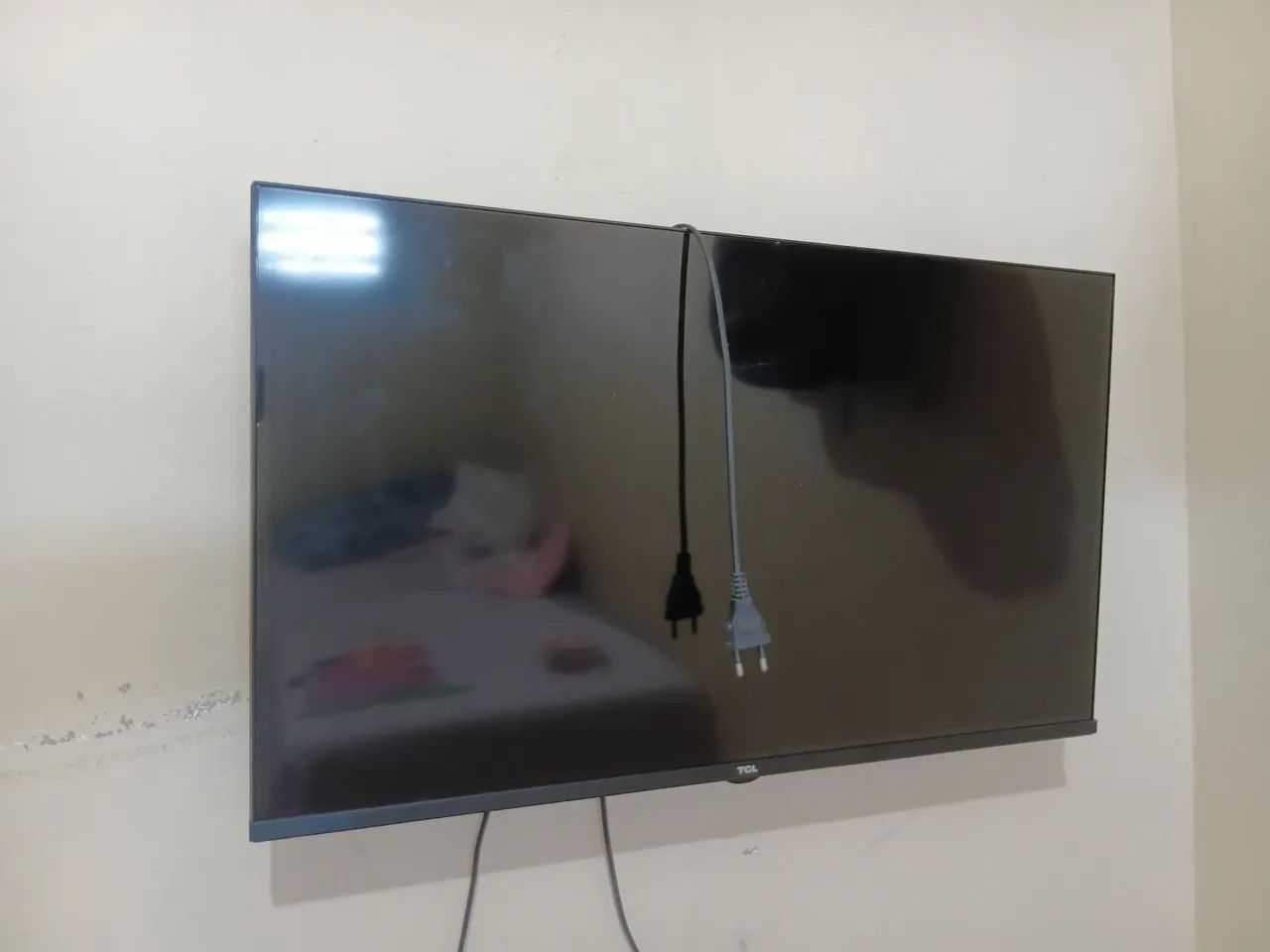 TV TCL com tela com defeito 